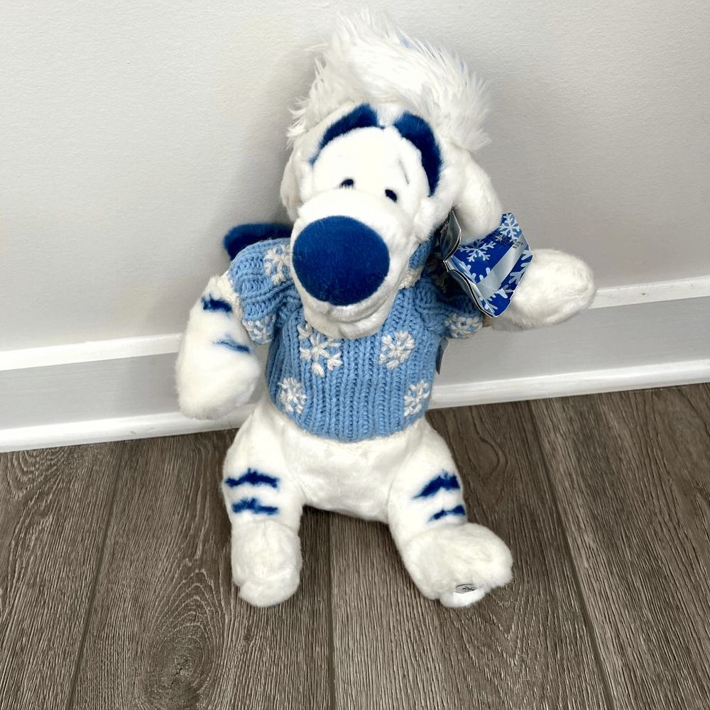 NWT Disney Store Exclusive White Winter Tigger Plush Holiday Christmas Pooh 15"